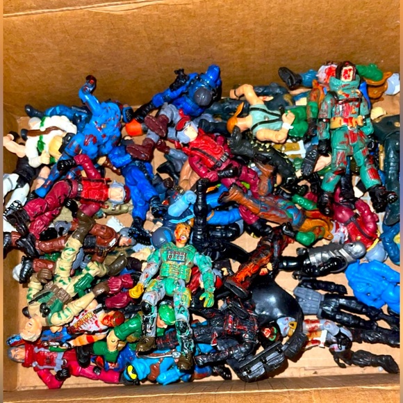 Shoebox full of play soldiers and their gear - Picture 3 of 4